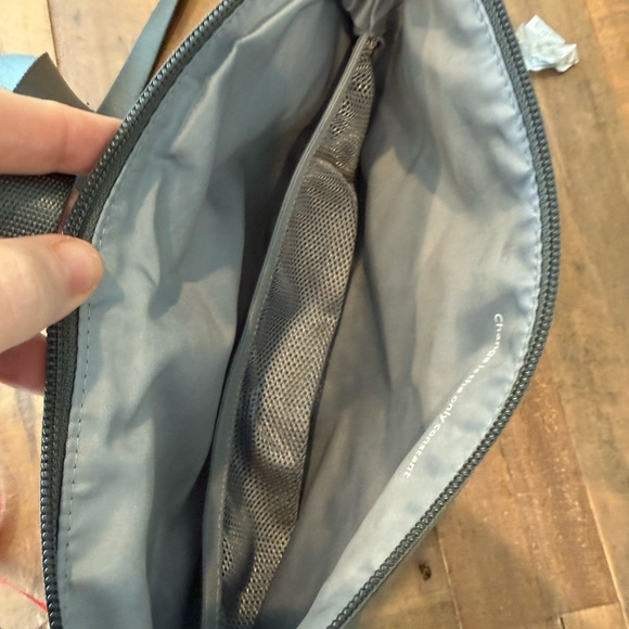 Lululemon Crossbody Olive Green Bag - Picture 4 of 8
